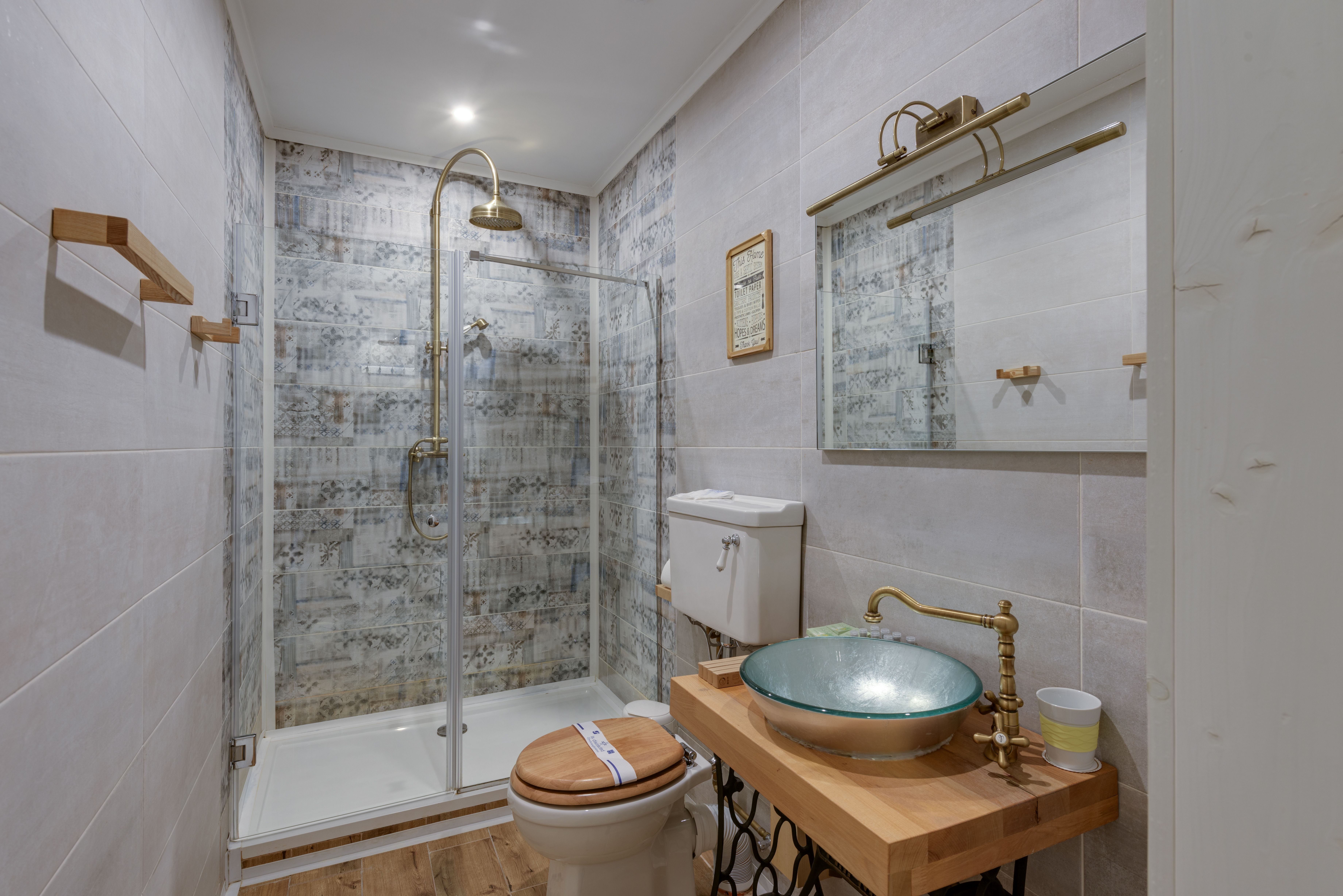 Une salle de bains entièrement équipée
