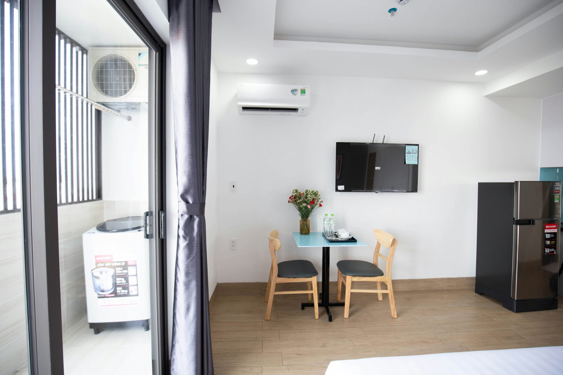 une pièce avec une table et des chaises