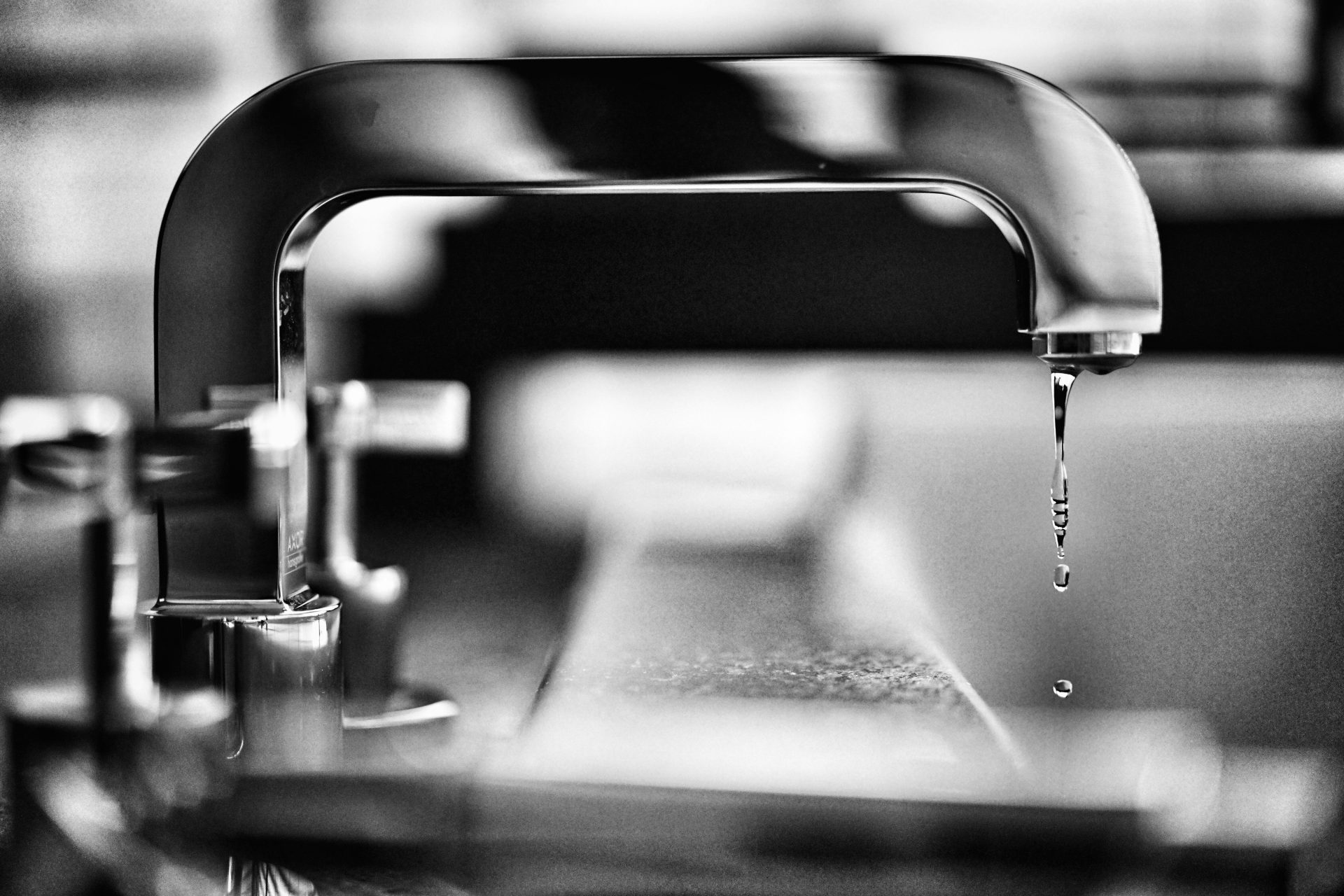 Photographie en niveaux de gris d'un robinet