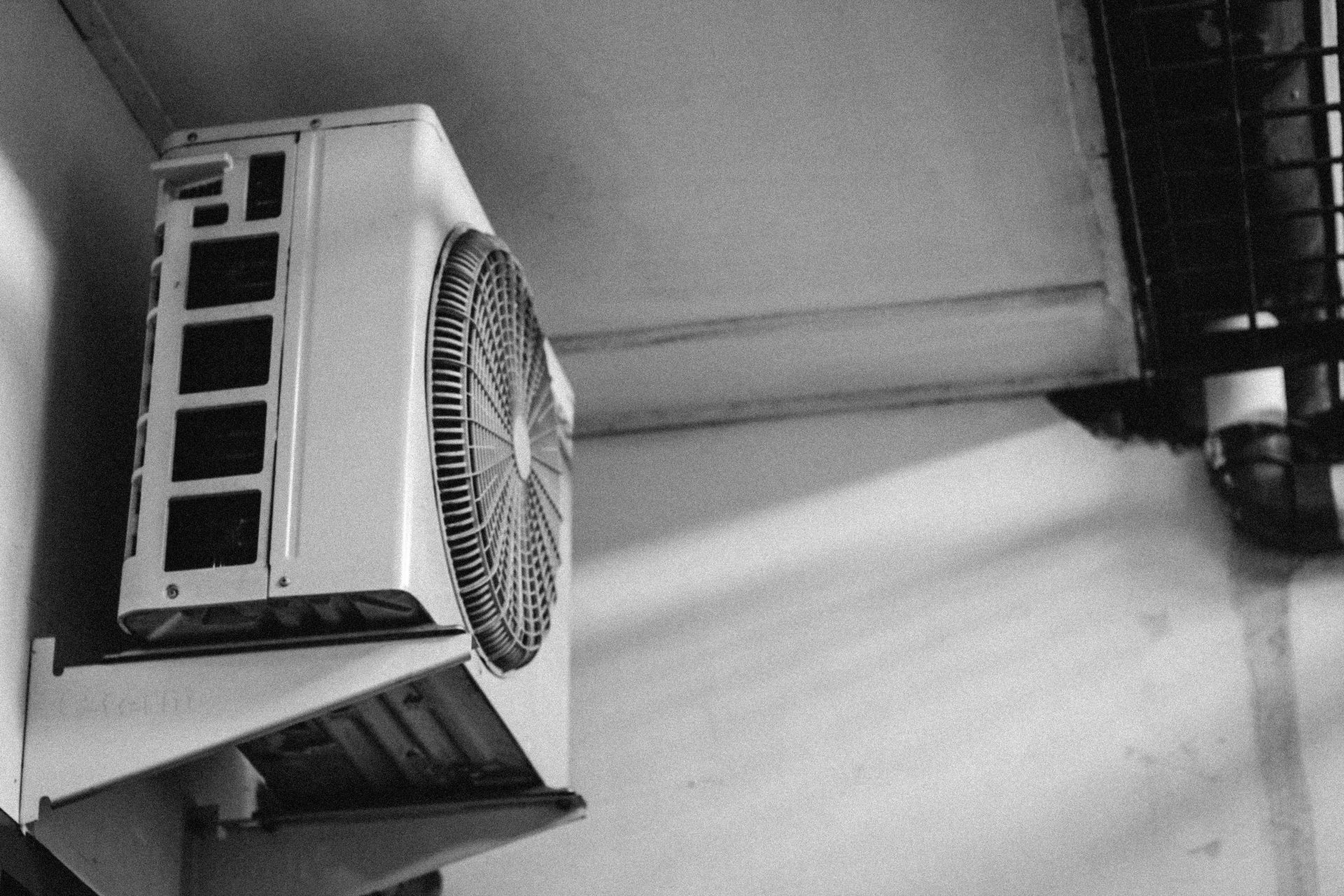 une photo en noir et blanc d'un climatiseur mural